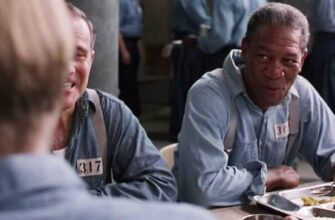 Изображение Ред-а в столовой смеющегося над шуткой