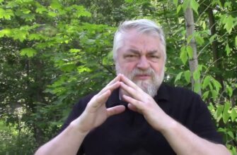 Меняйлов в лесистой местности демонстрирует что то руками