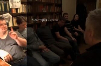 Чеботарёв на семинаре с поднятым пальцем вверх