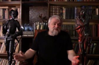 Кадр где в центре Меняйлов, с лева и справа бронзовые статуэтки Дон Кихота и Мефистофеля