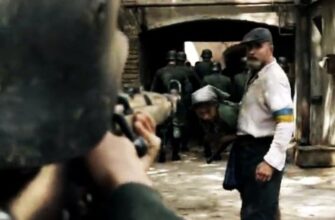 Немецкий солдат целится в украинского полицая