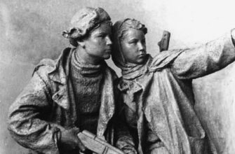 Каменный памятник с изображением партизана и партизанки