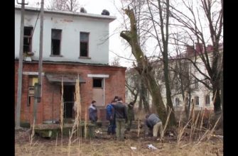 Труппа лиц возле строящегося "Музея Героев"