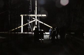 Крыша "Музея удачливости" в ночи, освещённая прожектором