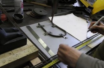 руки рабочего который делает расчёты и чертежи на рабочем столе